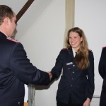 Anna Jokisch und Alexander Piehl (re.) werden zur Oberfeuerwehrfrau, bzw. zum Oberfeuerwehrmann befördert