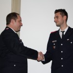 Wehrführer Selke (li.) gratuliert Philip Willner zur Wahl zum GF