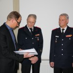 Bürgermeister Björn Warmer überreicht H.-K. Hackmack (Mi.) und K.-P. Waschatz eine Ehrengabe der Stadt Reinbek für 40 Jahre aktiven Dienst in der FF Ohe