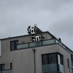 Eine Solaranlage hat sich gelöst und droht zu fallen.