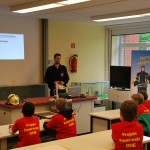 Philip Willner unterrichtet motivierte Schüler rund ums Thema Feuerwehr und Brandschutz