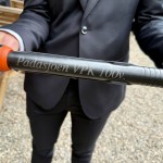 Ein mit Laser graviertes T1-Tool wurde den Kameraden der FF Padasjoki übergeben