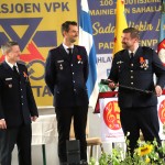Philip Willner und Sebastian Szymanski übergeben Geschenk an Niko Ara